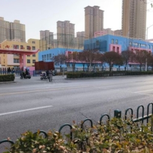 位于水厂路七贤小学旁的门市，一拖二形式出售