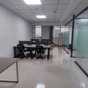 阳面有两个玻璃隔间办公家具，地点在鹿城赵都的华润大厦、恒隆以及鑫岭