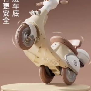 男女宝宝的儿童电动摩托车三轮车，充电瓶，遥控控制，可坐人，属于小孩的玩具汽车