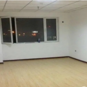 临近高速路口，同时靠近康业温泉与莱克学校