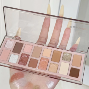 美轮美奂的眼影魔法 16 色眼影盘的魅力绽放