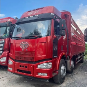 一汽解放所生产的解放 J6P 载货车，拥有 9.6 米的车长，动力为 280 马力