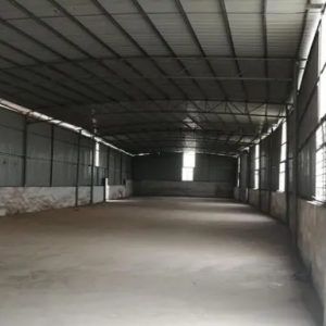 金三角加油站南侧有一处 160 平的仓库，带有 60 平小院，内设有办公室