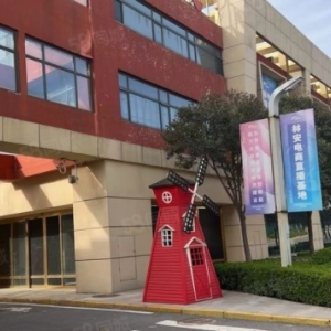 独栋别墅坐落其中，园区环境宜人优美，停车轻松方便