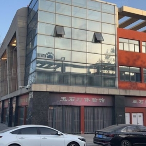 带租出售，既可自用，也可托管，为现房出售，交钱即可办理房本