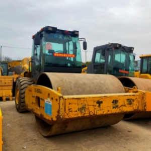 徐工 22 吨压路机，型号 223，性能出众，达到免检标准