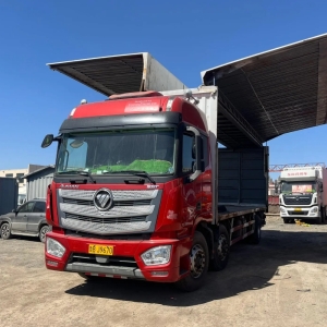 福田欧曼旗下的欧曼 EST 载货车，拥有 9.6 米的长货箱，其动力强劲，可达 320 马力