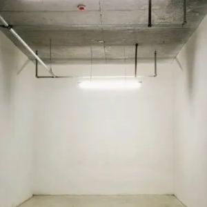 地处招商大酒店东侧，新交房房源。房间方正大气，紧邻电梯，拿取物品极为方便