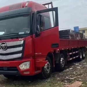 福田欧曼的欧曼 EST 载货车，车厢长度为 9.6 米，具备 430 马力