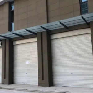 此为临街商铺，门前配备停车场，方便顾客停车，为商业经营提供极大便利