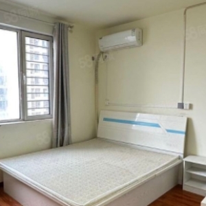 空调房合租啦！位置紧邻美乐城和中道大厦。年租价格仅为 550，并且可押一付一