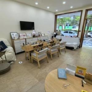 中华北望岭路有一家临街美甲美睫店转让，亦可空转