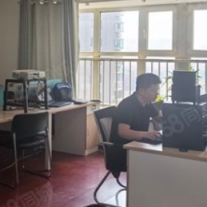 全新推出国贸大厦 165 平办公空间。一个大厅宽敞明亮，三个办公室布局合理