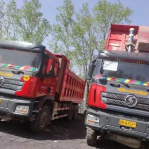 陕汽重卡德龙 X3000 自卸车，可承载 70 吨重物，拥有 460 马力的强劲动力