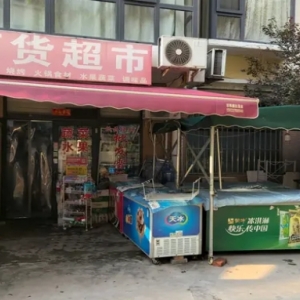 地上车库，可用于多种用途，如改造成商铺、用作棋牌室或者经营推拿按摩店等