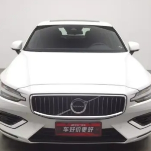 2022 款沃尔沃 S60 的 B4 智逸豪华版，拥有独特魅力的中型豪华轿车