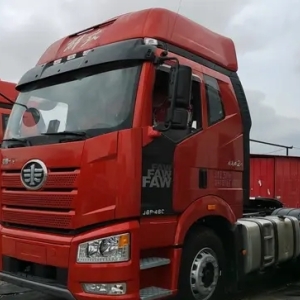 拥有 460 马力强劲动力的一汽解放 J6P 牵引车，可牵引 40 吨货物