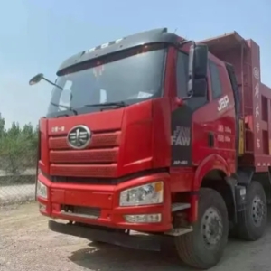 拥有 460 马力强劲动力的一汽解放 J6P 自卸车，载重可达 16.04 吨