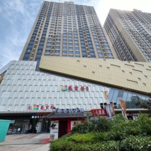 新万达美食林出入口处，有一家美甲美睫店转让。位置绝佳，人流量大