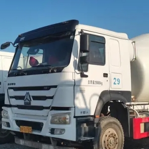 现有二手豪沃大 14 方搅拌车个人转让。车辆状况良好，手续完备