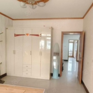 人民路附近，临近岭南小学和十中。中间楼层的 3 室住房，精装修，配备全套家具家电