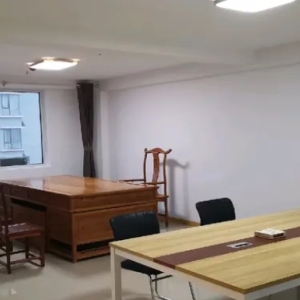 此地地理位置极为优越，交通便捷无比。配备四部电梯，各类服务设施完备齐全