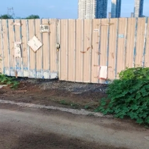 场地十分平整。非常适合用作停车场，也可作为仓库等多种用途