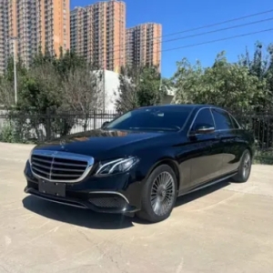 奔驰 E 级在 2017 年推出的 E300L 运动豪华型汽车