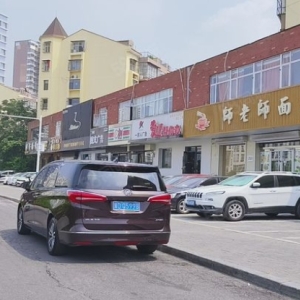 滏西大街门市火热出售！包过户，还赠送 120 平米空间。临近人和精英中学，位置优越