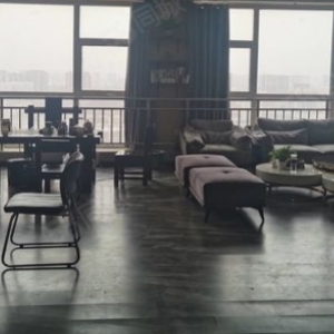 紧急出售！新时代大厦优质房源，单价仅 6400。包更名，精装修，拥有落地窗，视野开阔。可分期购买，随时看房。