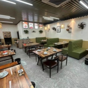 现有铁西大街一处好位置餐饮店转让，其门头宽敞大气