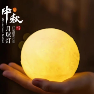 手提国风灯笼点亮中秋之韵