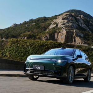 “新”“智” 驱动下的智能网联新能源汽车产业