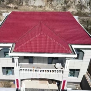 老旧瓦房屋顶怎么改造，不妨试试彩石金属瓦